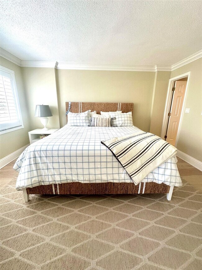 Building Photo - 1169 Hillsboro Mile