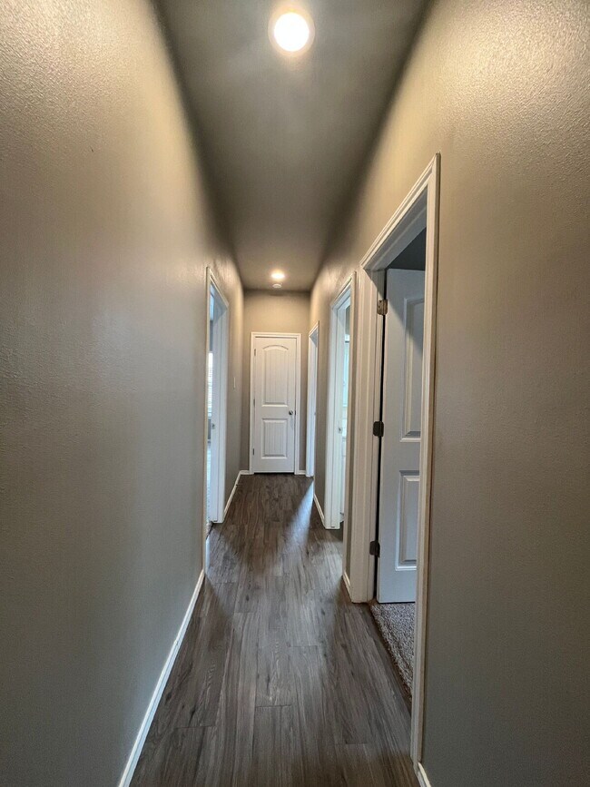 Building Photo - Spacious Duplex-3/2/2 Near Preston Manor!