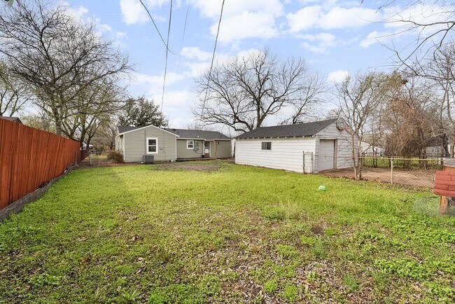 Building Photo - 2655 Larry Dr