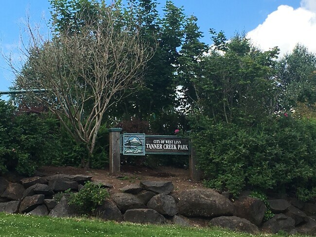 Building Photo - Beautifully updated home in great West Linn neighborhood.