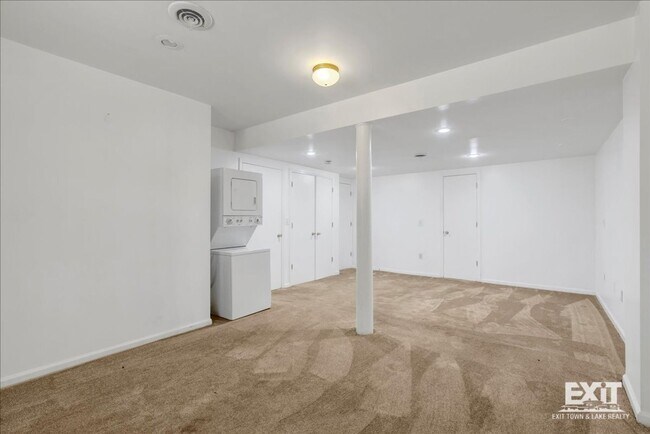 Building Photo - Amazing 4 Bedroom, 3 Bath Home With 2 Kitchens!