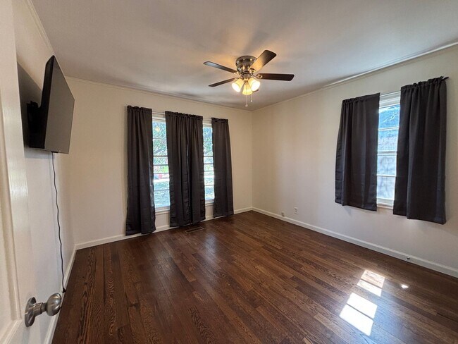 Building Photo - Perfect and Updated Rental close to TU!