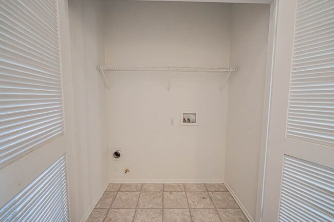 Building Photo - Creekside 3 Bedroom Townhome for Rent in V...