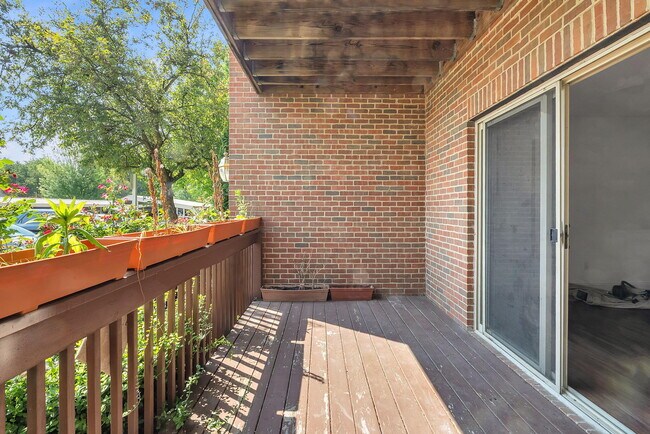 Building Photo - 2592 Eagles Cir