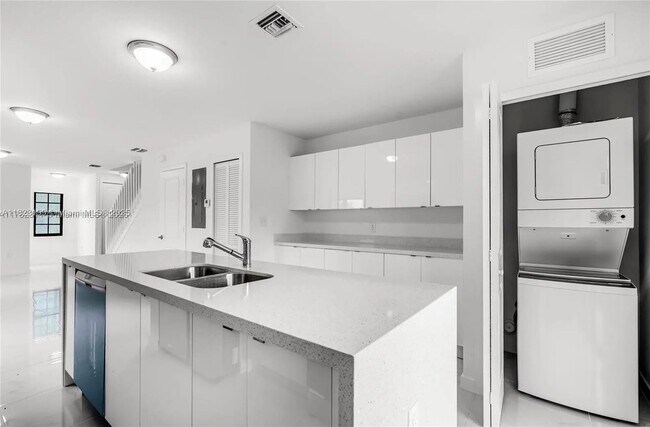 Building Photo - 1233 NW 9th Ave