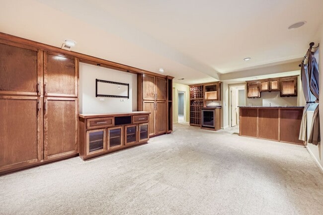 Building Photo - 4854 Franklin Dr