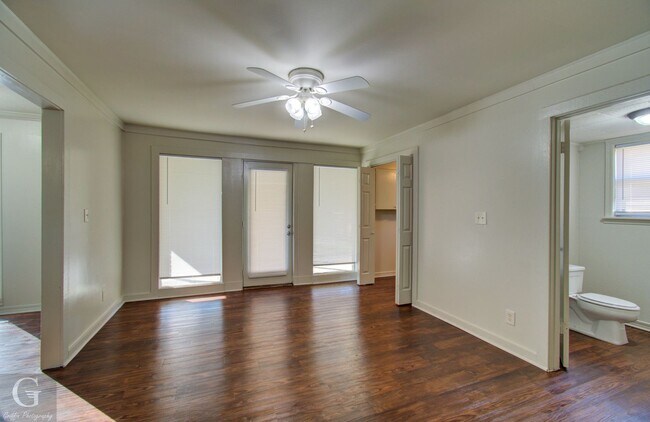 Building Photo - 4 bedroom 2.5 bathroom **$300 OFF 1ST MONTH