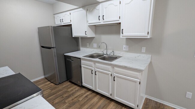 Building Photo - 873 Kerns Dr NE