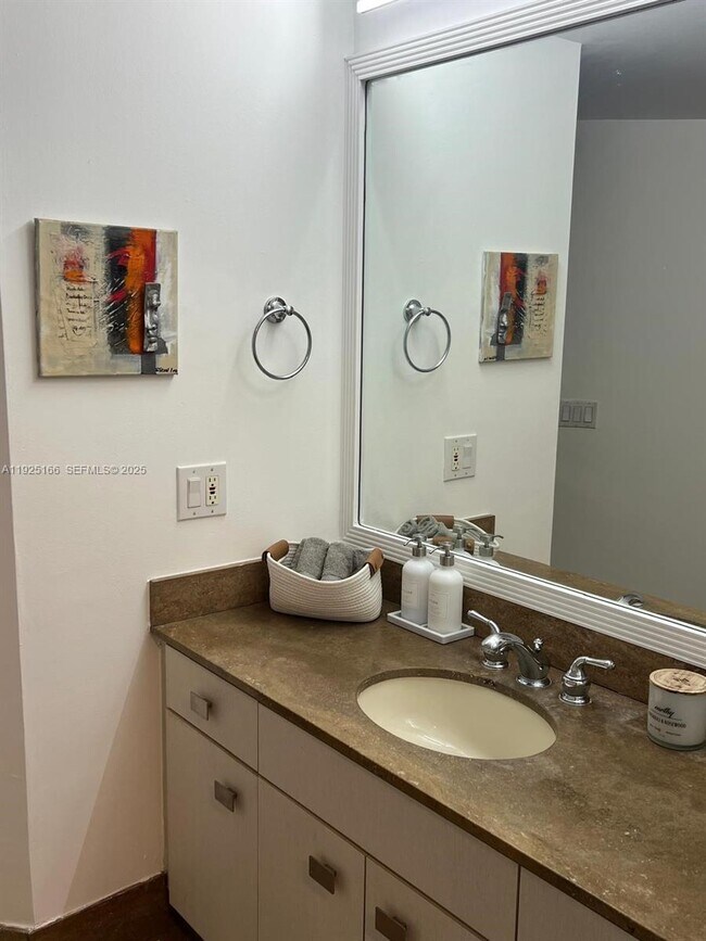 Building Photo - 1581 Brickell Ave