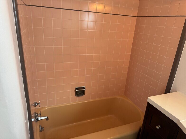 Building Photo - 1816 E Ocean Blvd