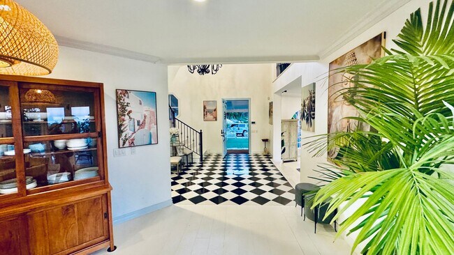 Building Photo - 1423 Floresta Pl