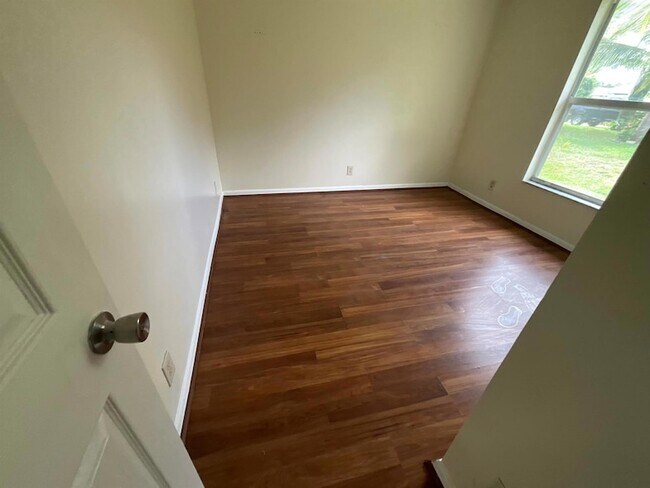 Building Photo - 1002 SW Romaine Ln