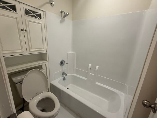 Building Photo - Beautiful Condo in Hillsboro Villlage
