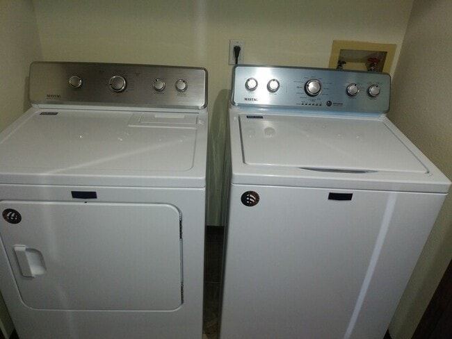 Building Photo - Spacious 2 Bedroom 1 bath with washer & dryer.