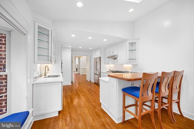 Building Photo - 4049 Mansion Dr NW