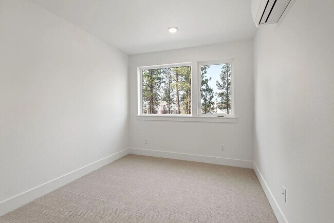 Building Photo - New Construction Townhome in SIsters