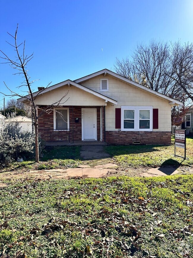 Building Photo - Large 2 Bedroom 1 Bath - Large Fenced Yard