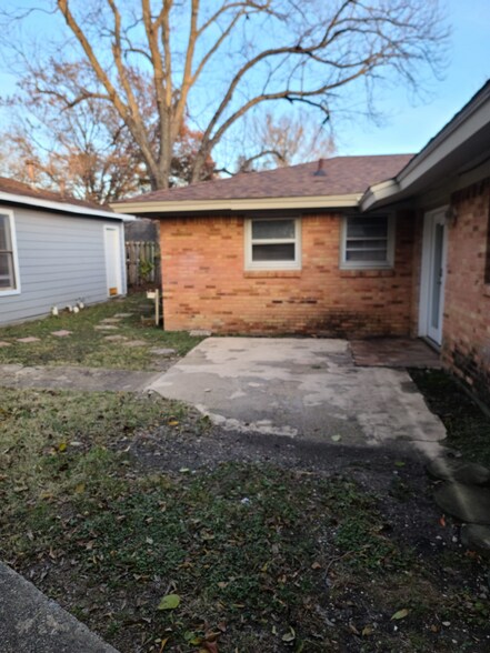 Building Photo - 2539 Hillsboro Ave