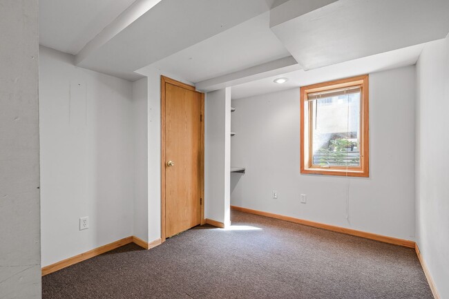 Building Photo - MUST SEE 5BD/2BA House close to U of M! Av...