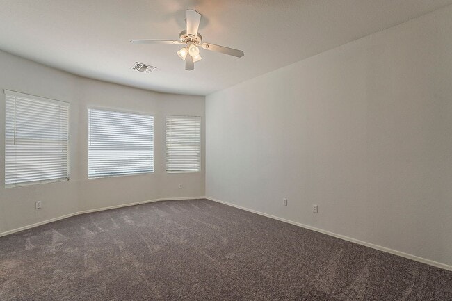Building Photo - 3 Bed 2 Bath - New Kitchen Appliances\Carp...
