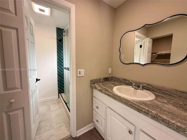 Building Photo - 2550 N Nob Hill Rd