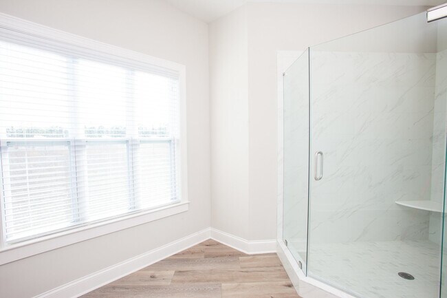 Building Photo - 2BR/2BA - Beautiful condo on River Road - ...
