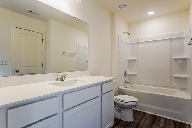 Building Photo - Fantastic 3bd/2ba home! Coming soon!