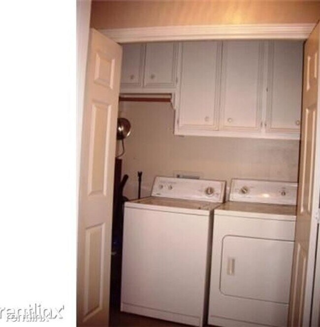 Building Photo - Spacious 3/2 duplex in great location