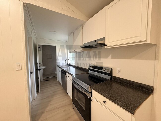 Building Photo - Beautifully updated 2-bedroom, 2-bathroom home