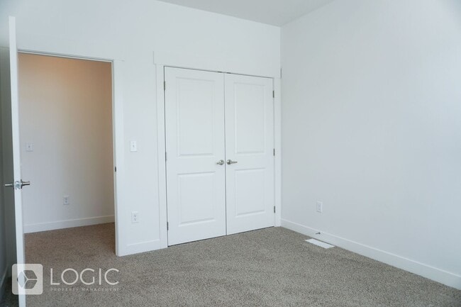 Building Photo - Gorgeous Townhome in Great Location!