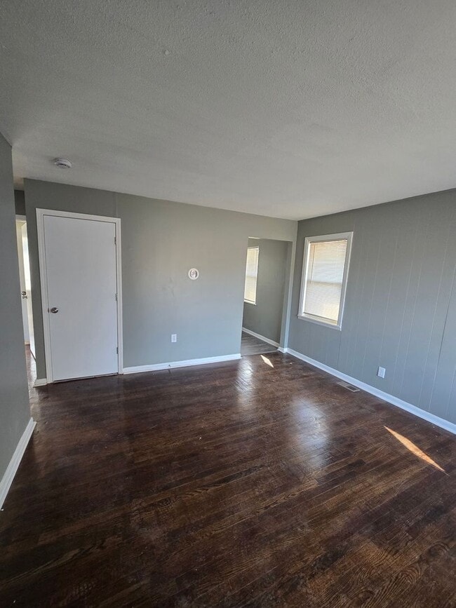 Building Photo - Renovated Duplex ready now