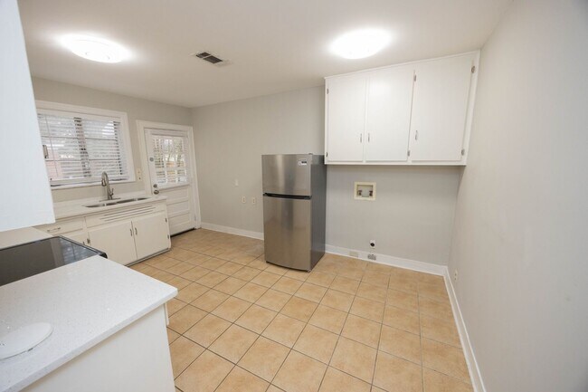 Building Photo - 2058 Woodley Rd