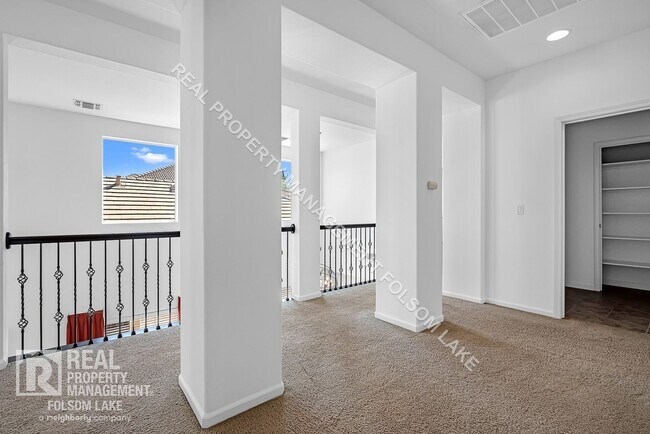 Building Photo - Spacious 4 bedroom 3 bath home in Anatolia