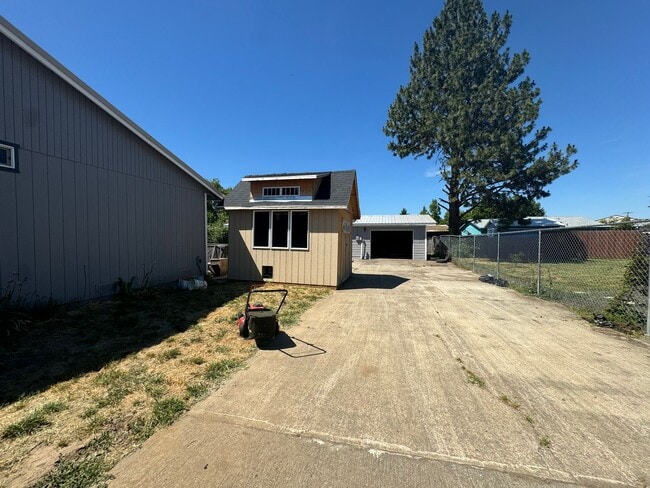Building Photo - Solar power 3 bedroom 1 bath home with sho...