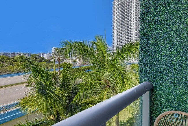 Building Photo - 2602 E Hallandale Beach Blvd
