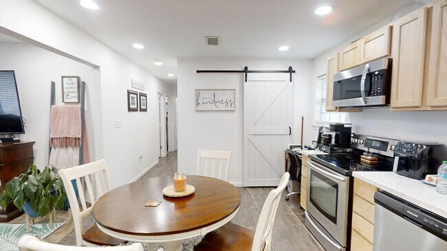 Building Photo - 1202 Sunshine Dr