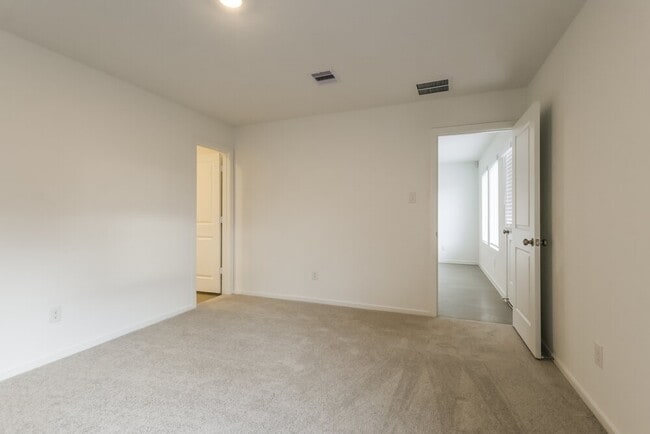 Building Photo - 605 Craven St