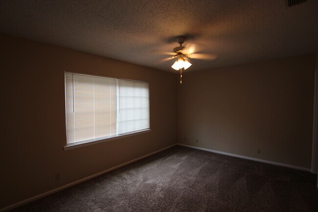 Building Photo - Beautiful 3 Bedroom, 2.5 Bath Townhome in Tyler – Available!