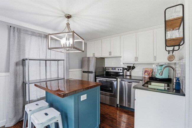 Building Photo - Charming Arlington Heights Living with Designer Style & Everyday Convenience