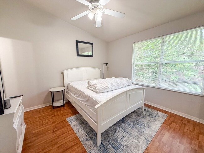 Building Photo - Victoria Station #132