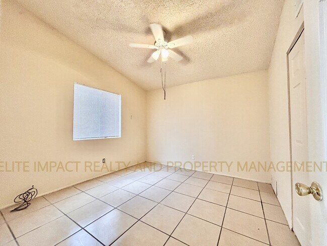 Building Photo - 425 E Thoroughbred St