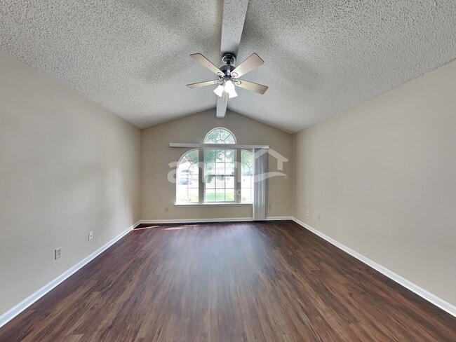 Building Photo - 8216 Leafcrest Dr