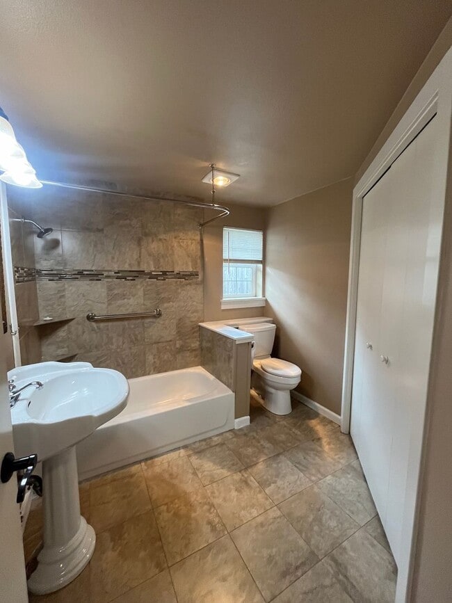 Building Photo - 2-Bedroom 1-Bathroom unit W/ private deck and yard