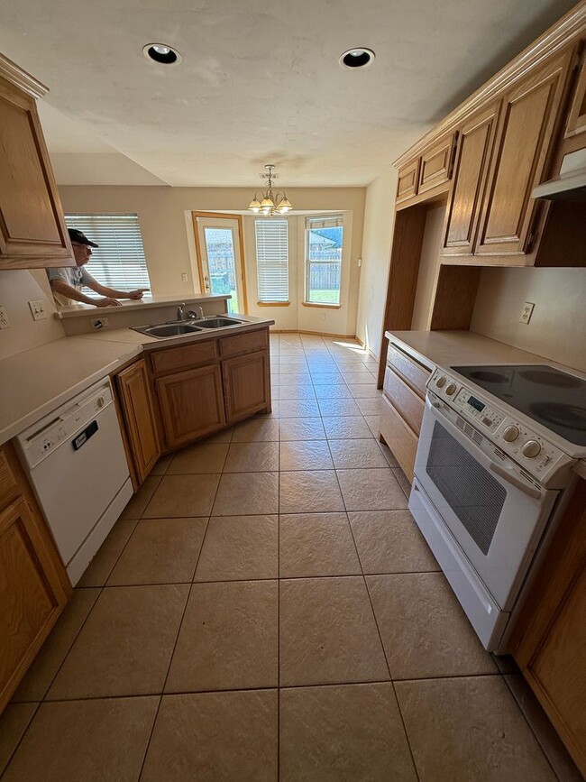 Building Photo - 716 Eastridge Dr