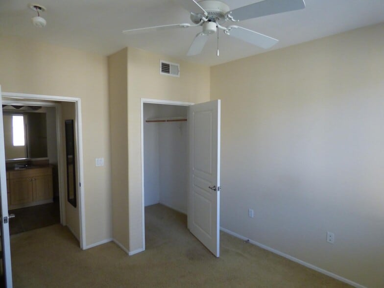 Building Photo - 2429 WATERMARKE Pl