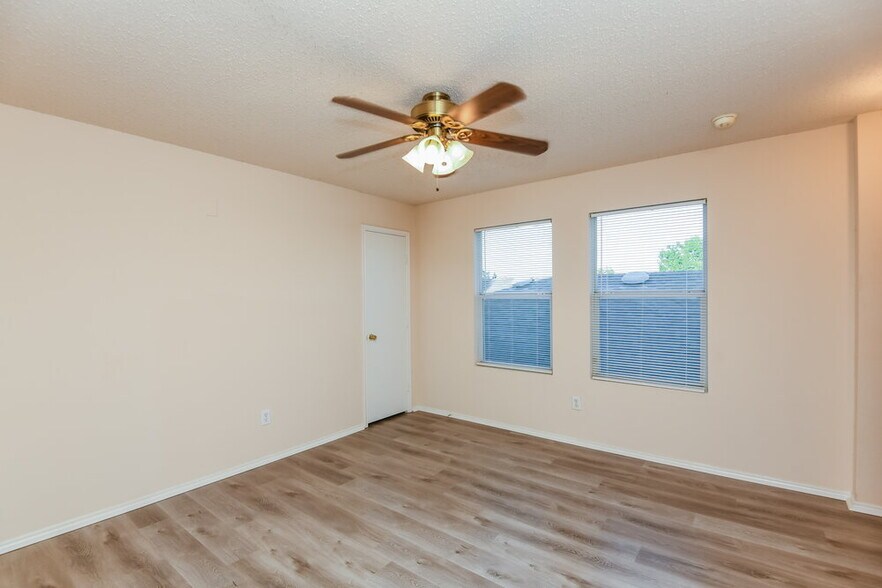 Building Photo - 4852 Waterford Dr