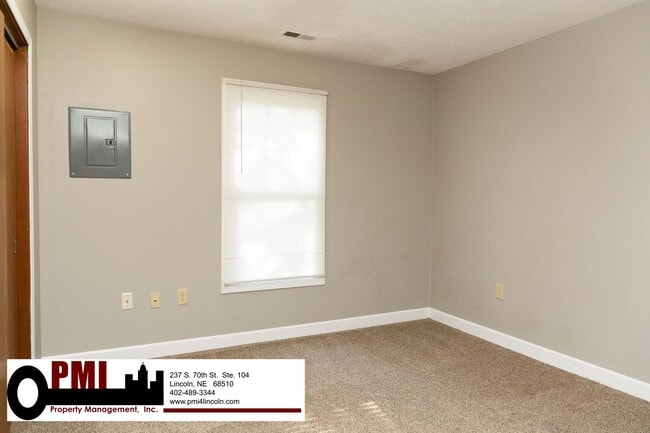 Building Photo - 2 Bedroom and 1 Bathroom Duplex Available ...
