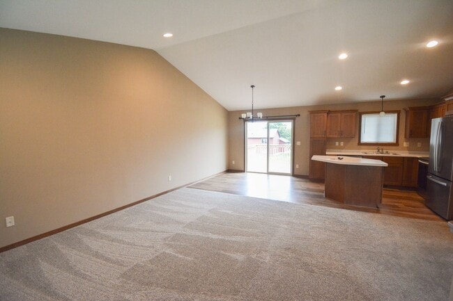 Building Photo - Beautiful and Spacious 4 Bedroom 3 Bath Av...
