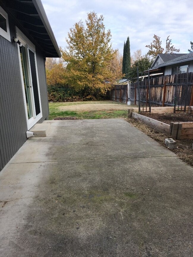 Building Photo - Modern 3 Bedroom Home with Spacious Backyard