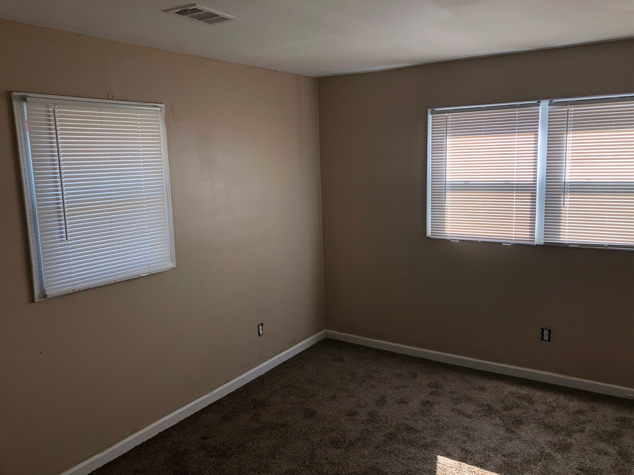 Building Photo - 1706 Riverside Ct NE